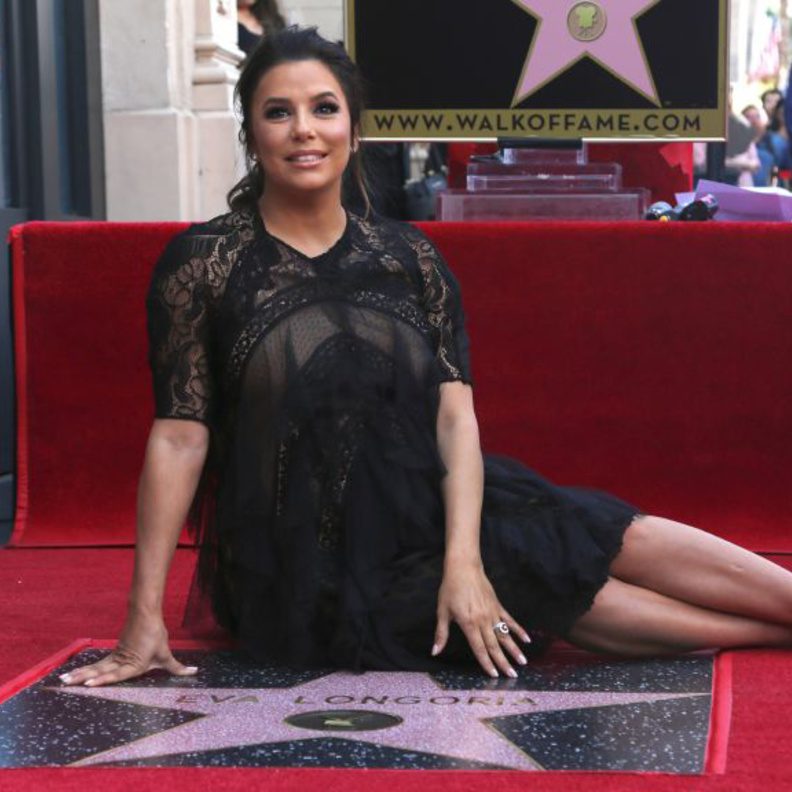 فيليسي هوفمان فأطلت بسروال باللون البرتقالي مع قميص ابيض من دون اكمام