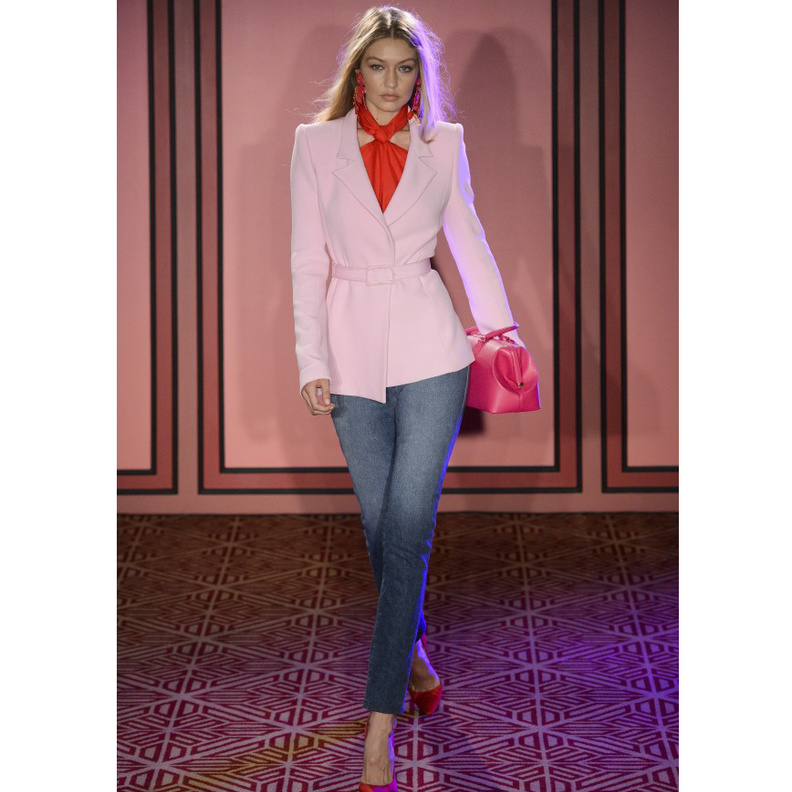 سروال سكيني بالخصر العالي من لاكوست.