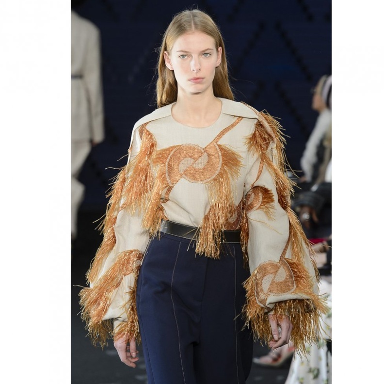 roksanda نسّقيها مع الدّينيم الغامق.