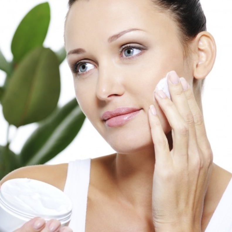 ترطيب البشرة من طرق الحد من الاكزيما الدهنية