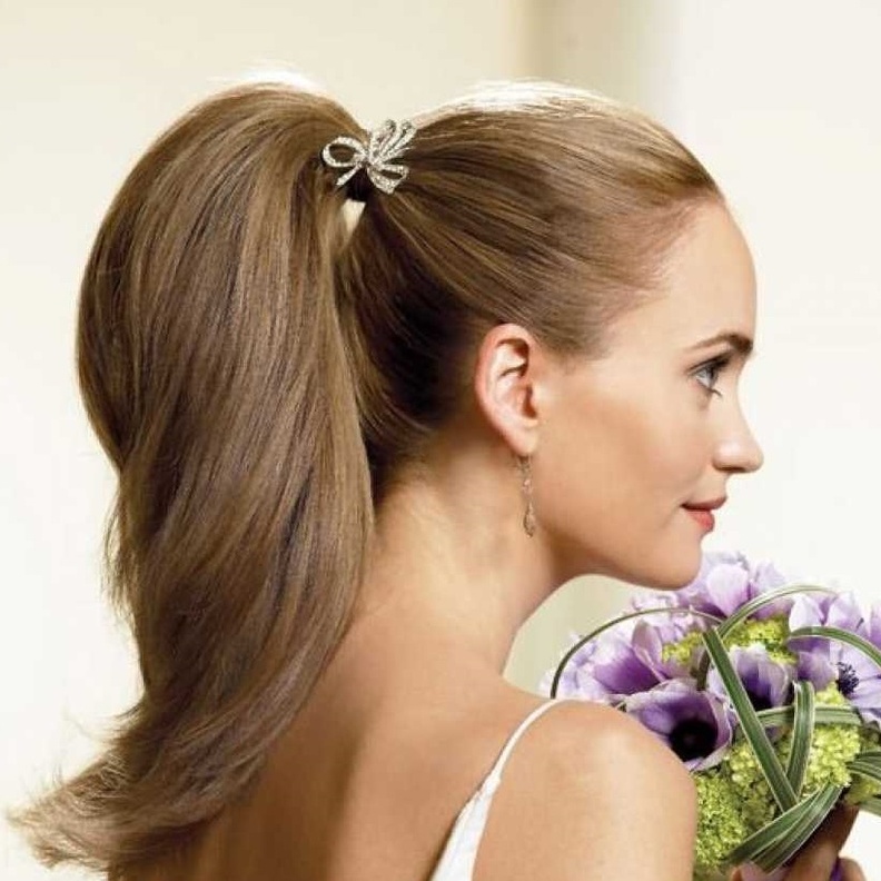 تسريحة ذيل الحصان عصرية للعروس.