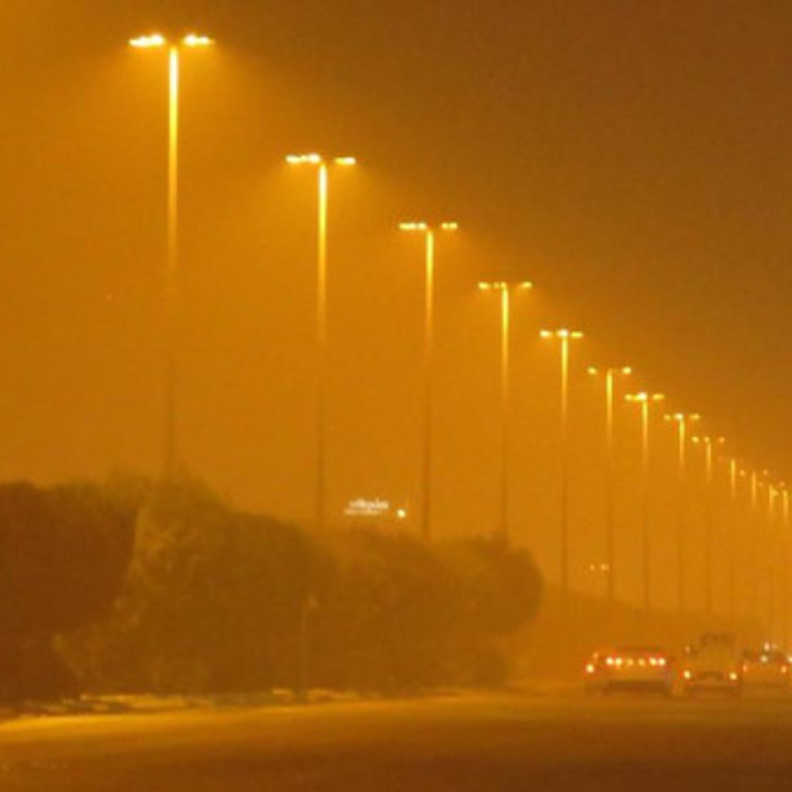 الصورة الرئيسية - الغبار يغطي سماء الرياض ويعلق الدراسة