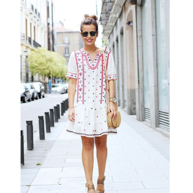 اللون الأبيض مثالي على الفساتين الصيفية 