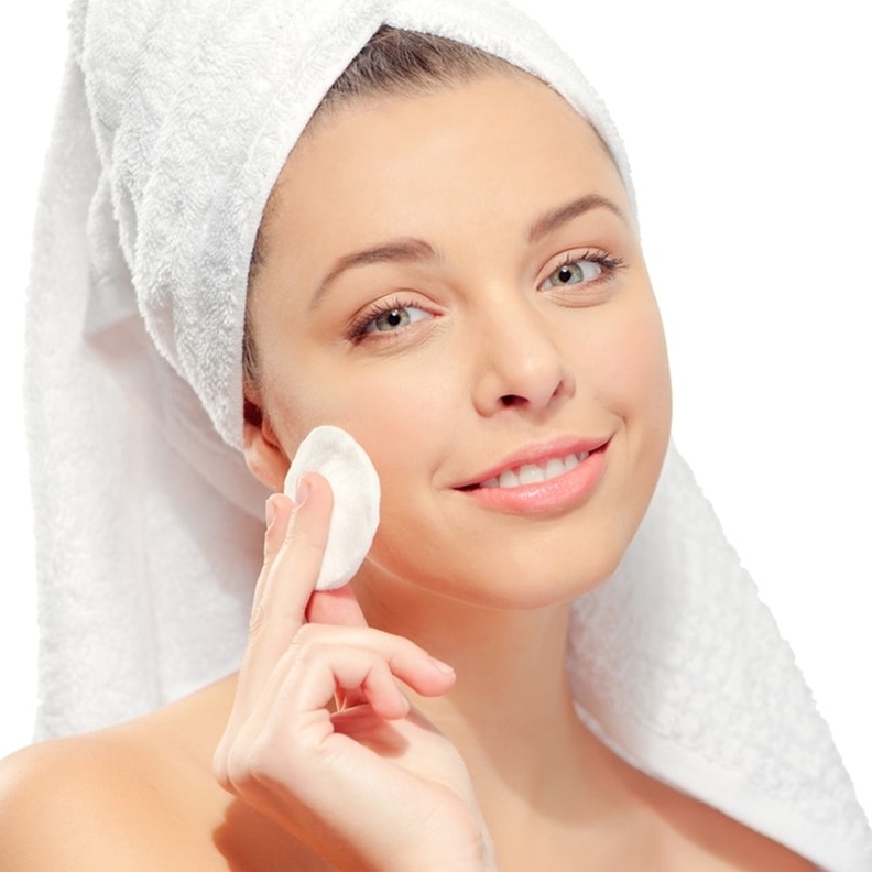 طبقي هذه الخطوات لتبقي بشرتك صحية أثناء النوم