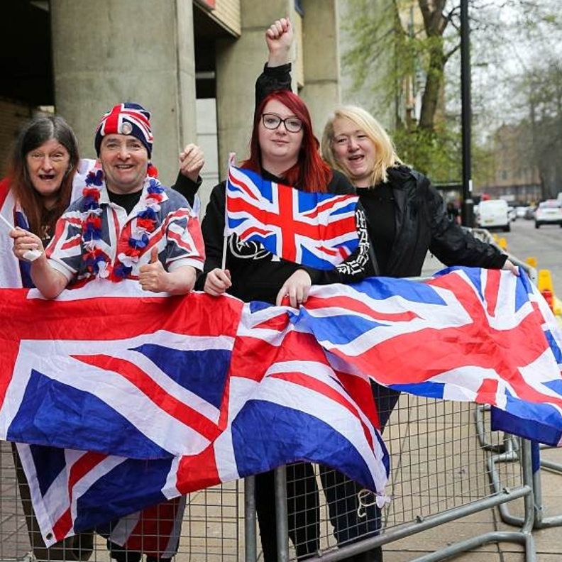 معجبون يخيمون أمام مستشفى سانت ماري انتظارا لولادة الطفل الملكي