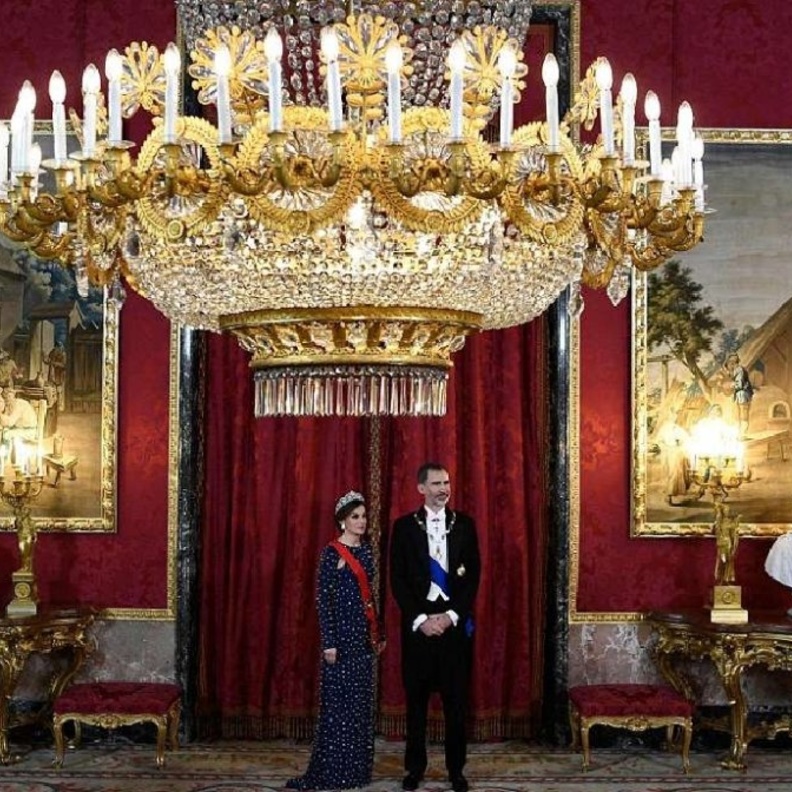 الملكة ليتيزيا في إطلالة ملكية بتاج الملكة صوفيا