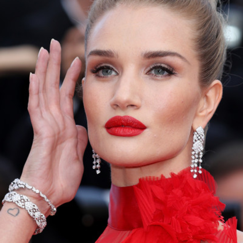 روزي هانتيغتون ترتدي مجوهرات من دي غريسوغونو De Grisogono