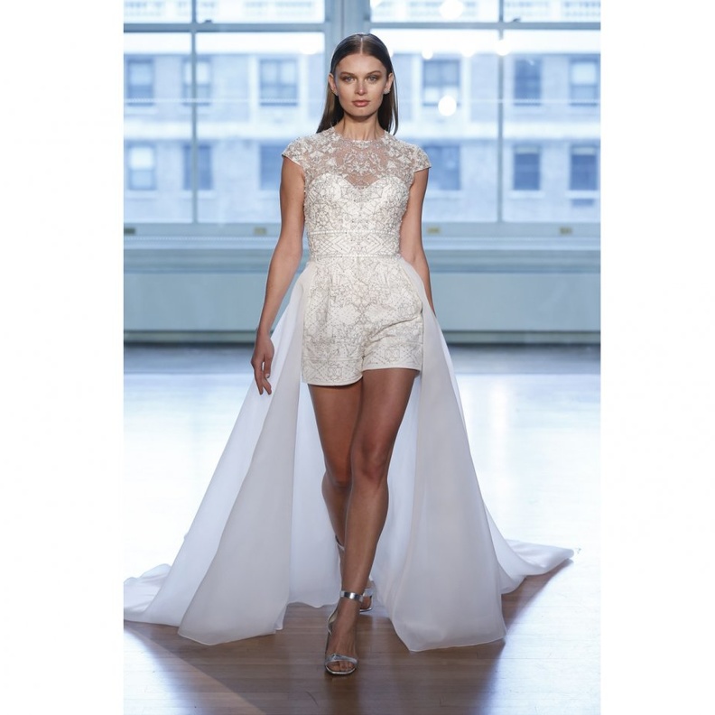 فستان باللونين الابيض والفضي