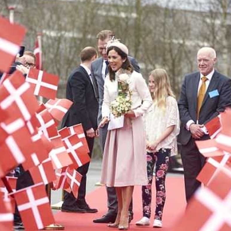 الأميرة ماري في إطلالة وردية أنيقة