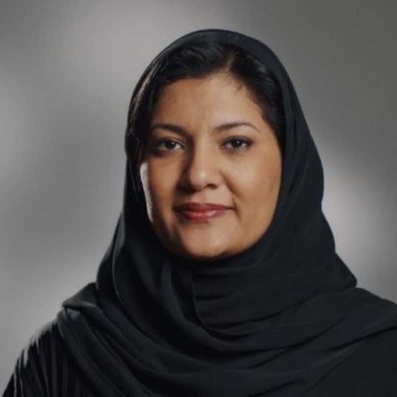 الأميرة ريما أثناء حضور العرض السينمائي الأول في السعودية.