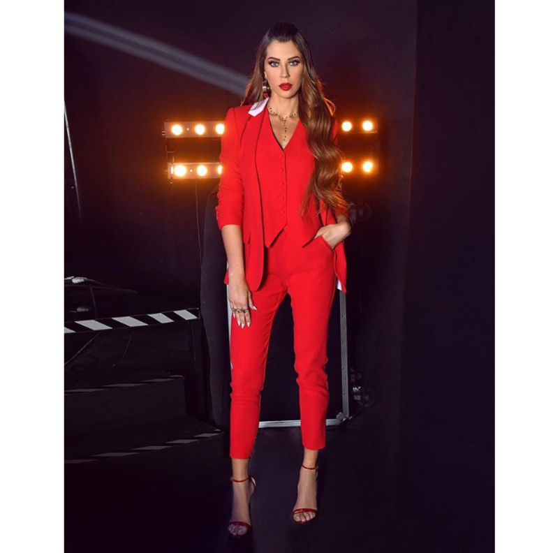 اريج نشاشيبي التي أكملت الاطلالة بتوب وحذاء رياضي ابيض