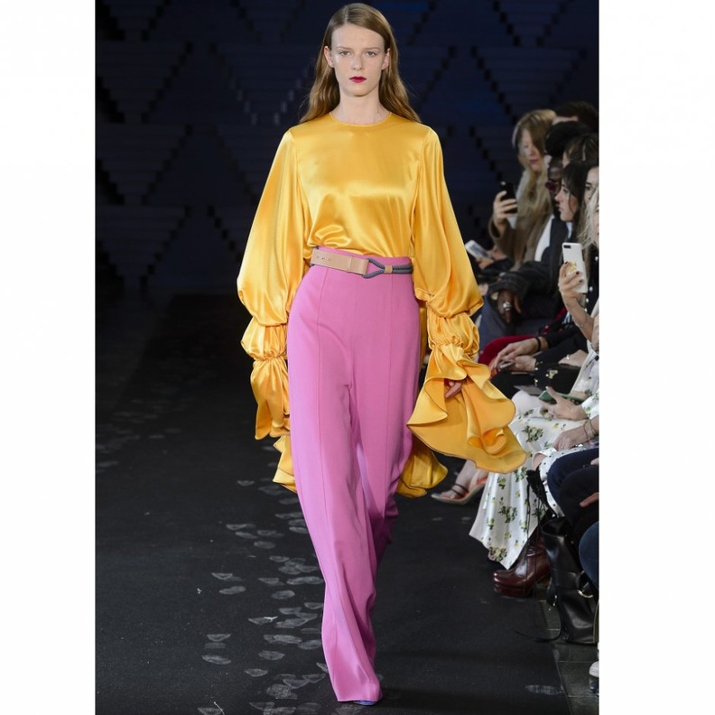 اغرب ملابس النساء من اسبوع الموضة في لندن من دار Mulberry