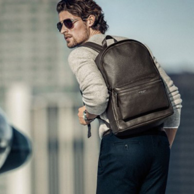 اطلالة أنيقة وراقية مع لمسة شبابية بحقيبة الظهر الجلدية