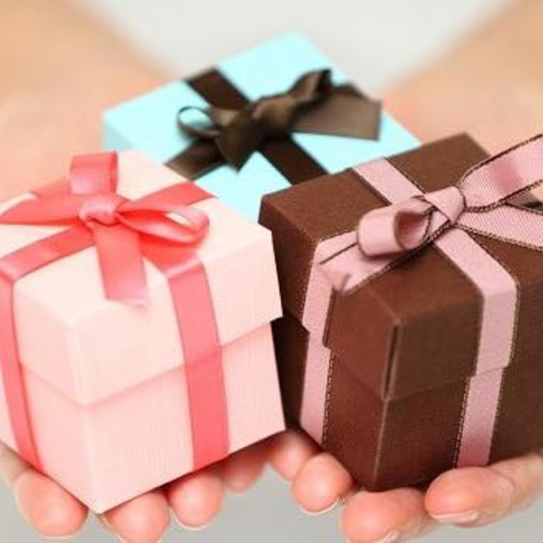 أسرة إماراتية تودع "خادمتهم" على طريقتهم الخاصة