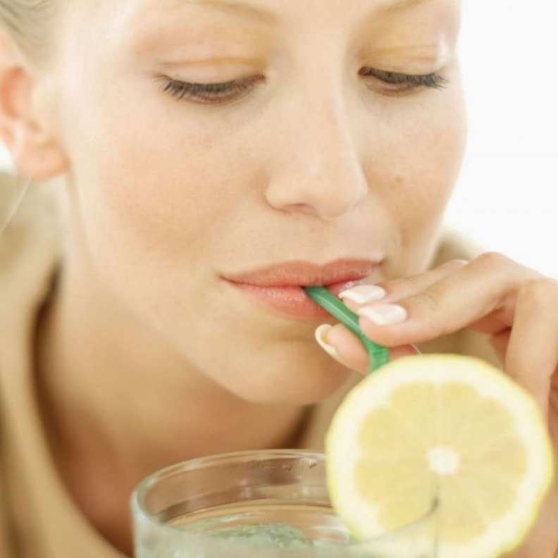 شرب الماء بالليمون أيتها العروس سلاح ذو حدين فانتبهي لذلك واستشيري طبيبك قبل تناوله