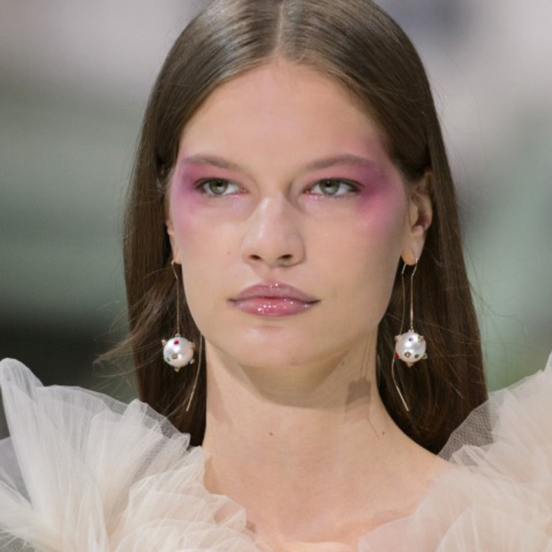 ظلال عيون زهرية كامل الجفون العليا بأسلوب دار ‏Pascal Millet