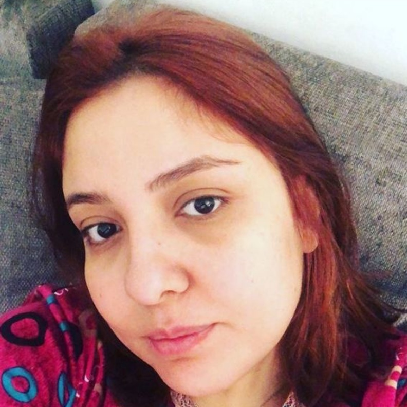 مي كساب وحملها