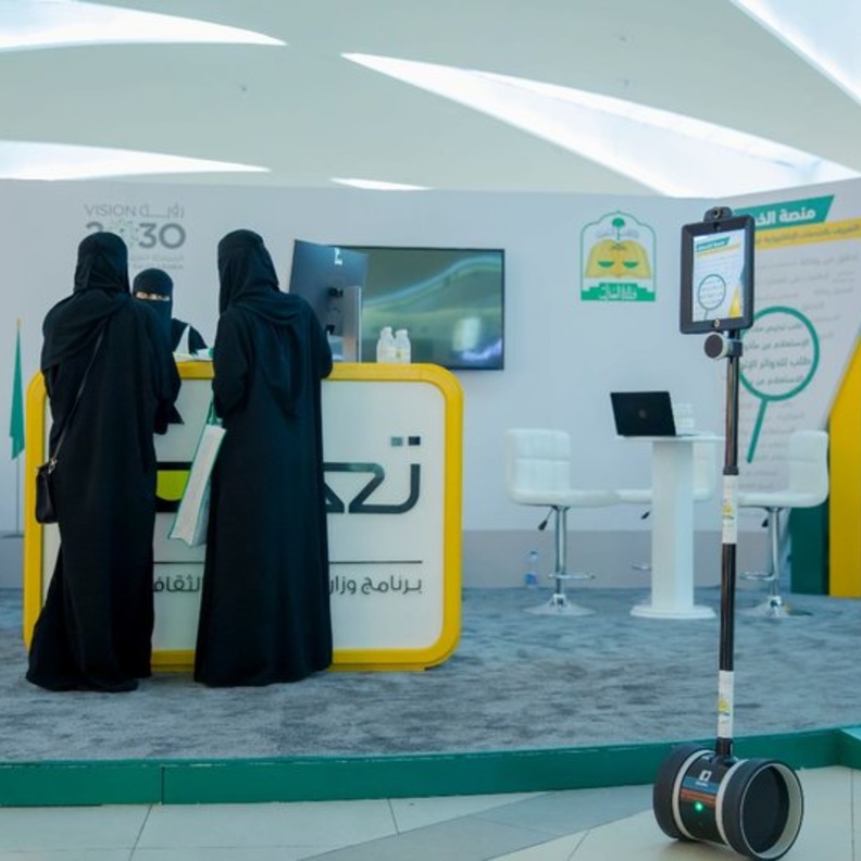 روبوت و 17 قانونية ينشرون الثقافة العدلية