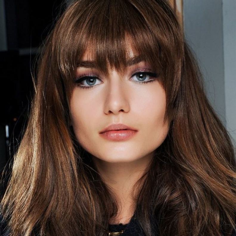 الشعر الطويل بمعظم قصاته يناسب الوجه البيضاوي