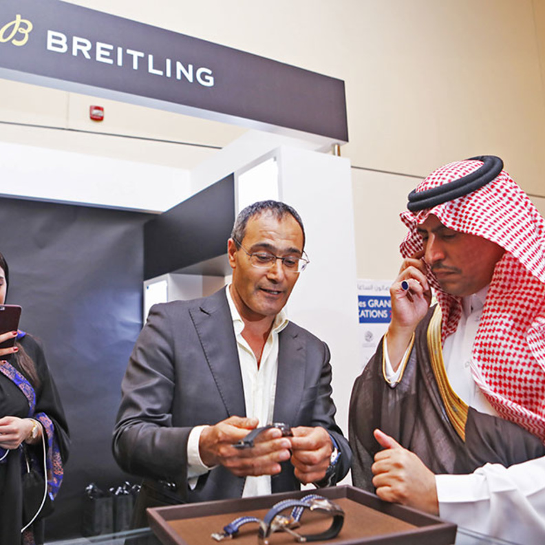 "صالون الساعات الراقية" في الرياض يدهش العاصمة بتحف رائعة