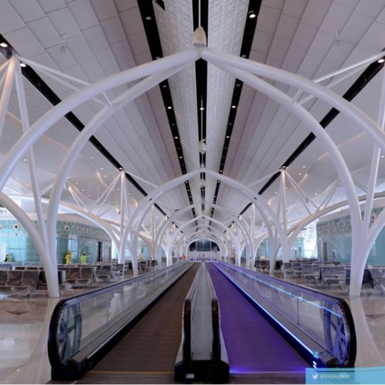 من بوابات المطار الجديدة