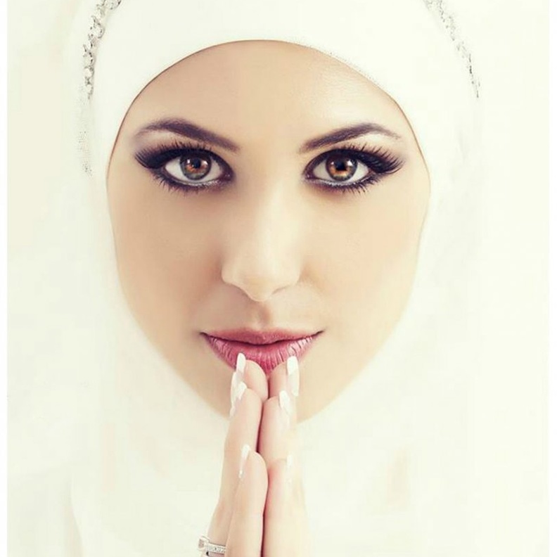 مكياج عيون ملون للعروس المحجبة السمراء