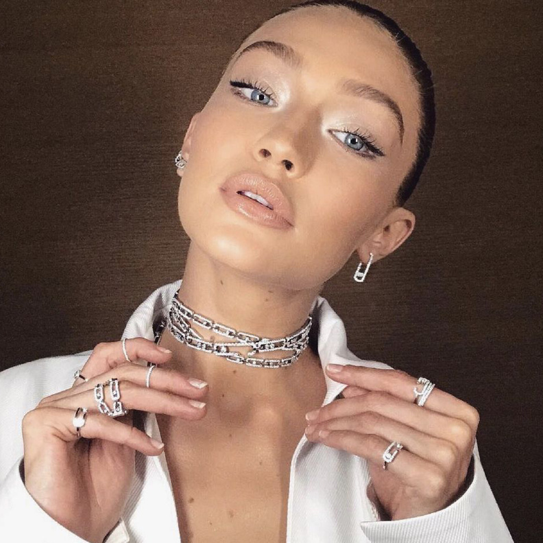 فخامة اطلالة جيجي حديد بعقد choker من الماس.jpg (1