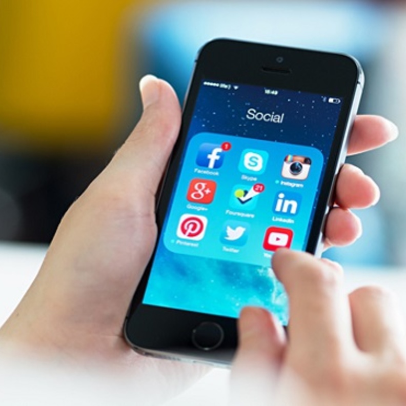 برامج التواصل الاجتماعي تسبب قلة النوم