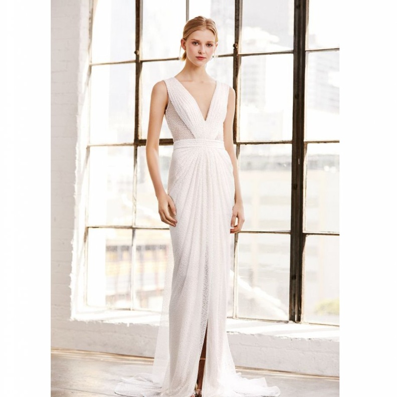 فستان قصير مطرز بالورود