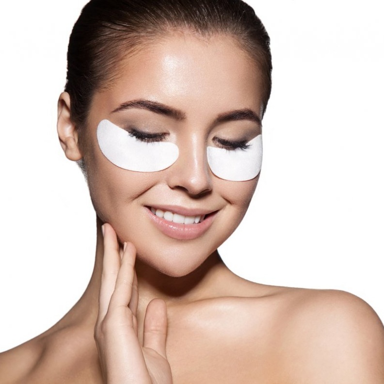 بللي قطنة بمنقوع الخس لتعالجي الهالات السوداء.