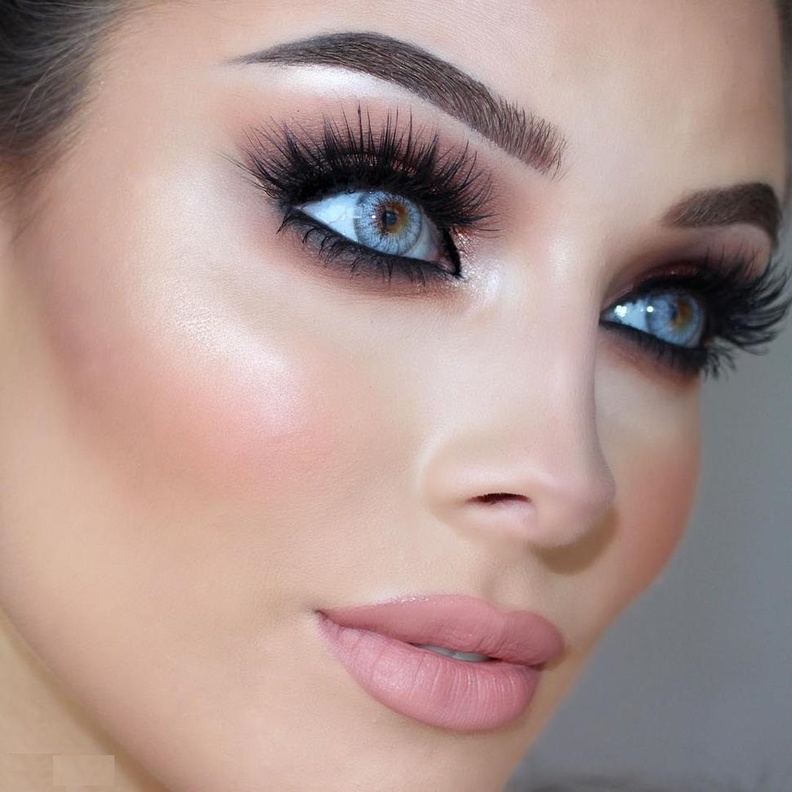 الرجل ينجذب للاطلالة البسيطة والناعمة في يوم الزفاف