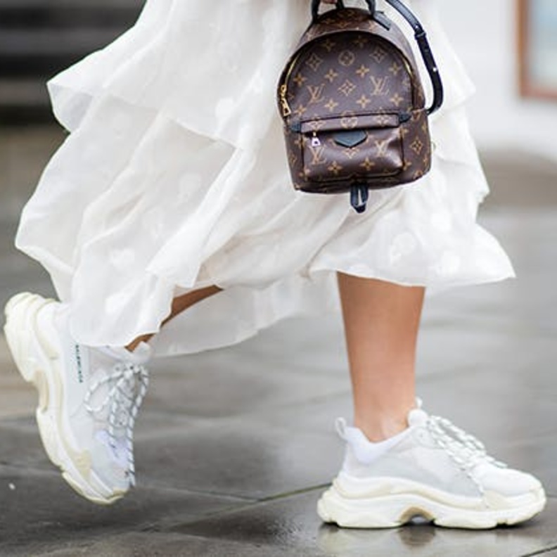 نصائح تنسيق السنيكرز مع القفطان