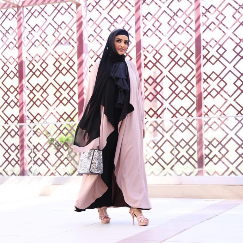 ملابس محجبات على طريقة دلال الدوب مع التوب المقلمة