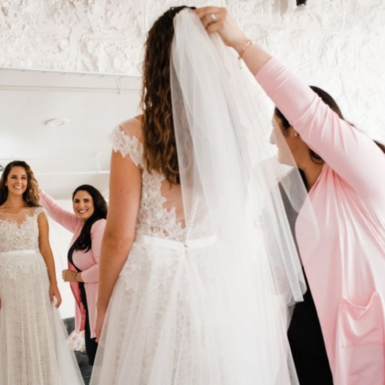 خذي كامل الوقت لاختيار الفستان الأنسب لكي لا يتشتت عقلك بين اراء الناس المختلفة