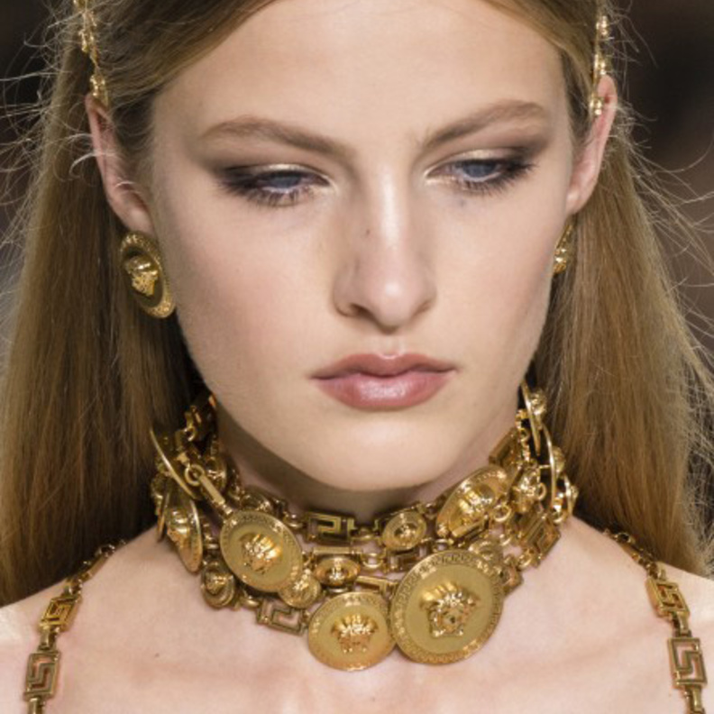 مجموعة اكسسوارات للبنات مع العقود الذهبية التي تغمر الرقبة من Versace