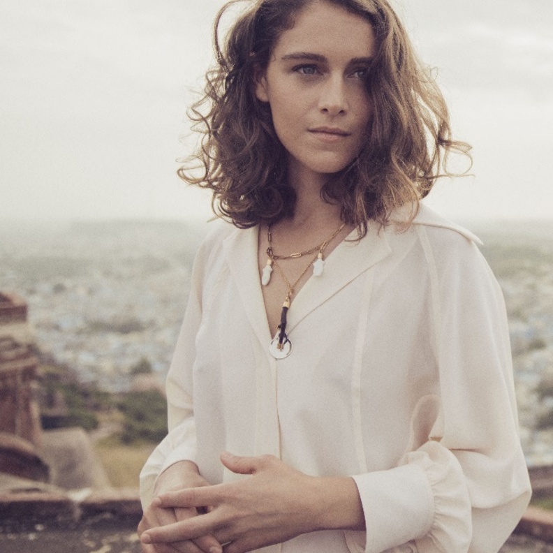 "امرأة تمسك بزمام الأمور في حياتها"