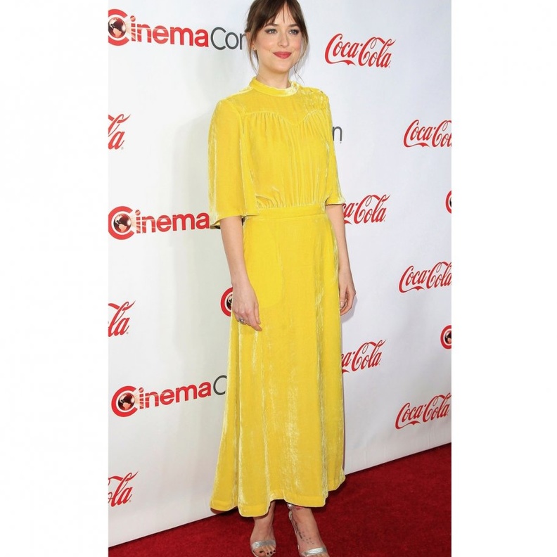 سارة جيسيكا باركر ‏Sarah Jessica Parker‏ تختار بنطلون جينز أسود مع التوب الكلاسيكية