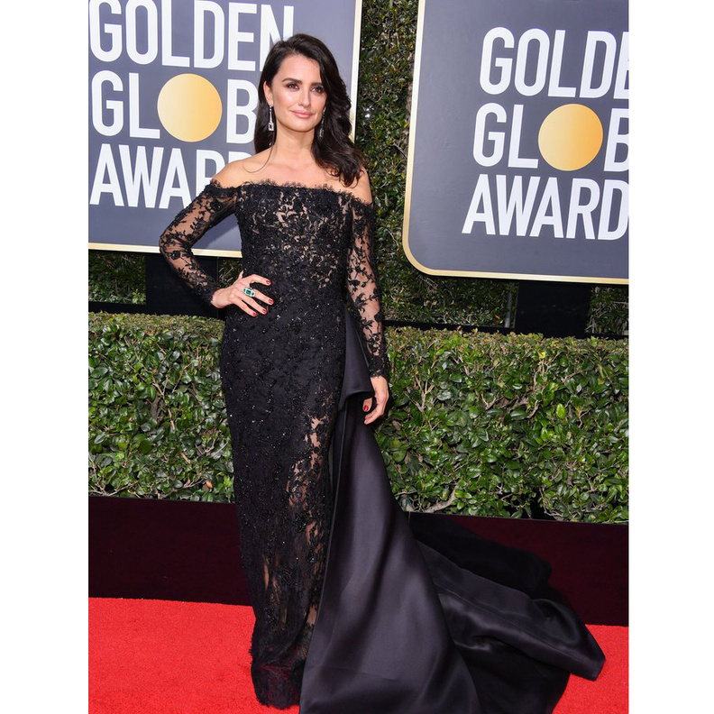 أناقة بينيلوبي كروز في فستان أبيض وفضي من فيرساتشي