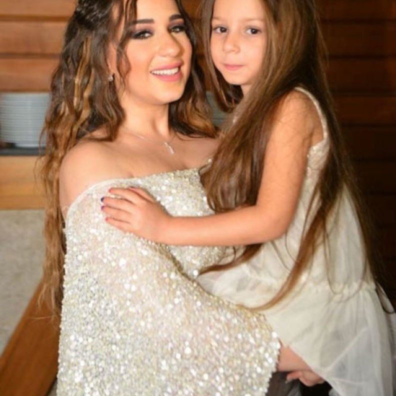 أسما شريف منير وابنتها
