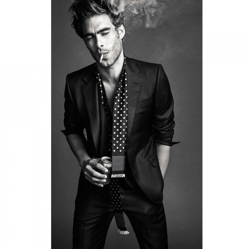 جاكيت الجلد بقصّة البايكر مع القميص المطبّع بأسلوب جون الشبابي