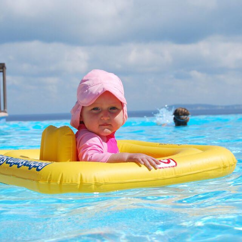 طلاب إماراتيين يبتكرون تطبيقا يحمي من الغرق