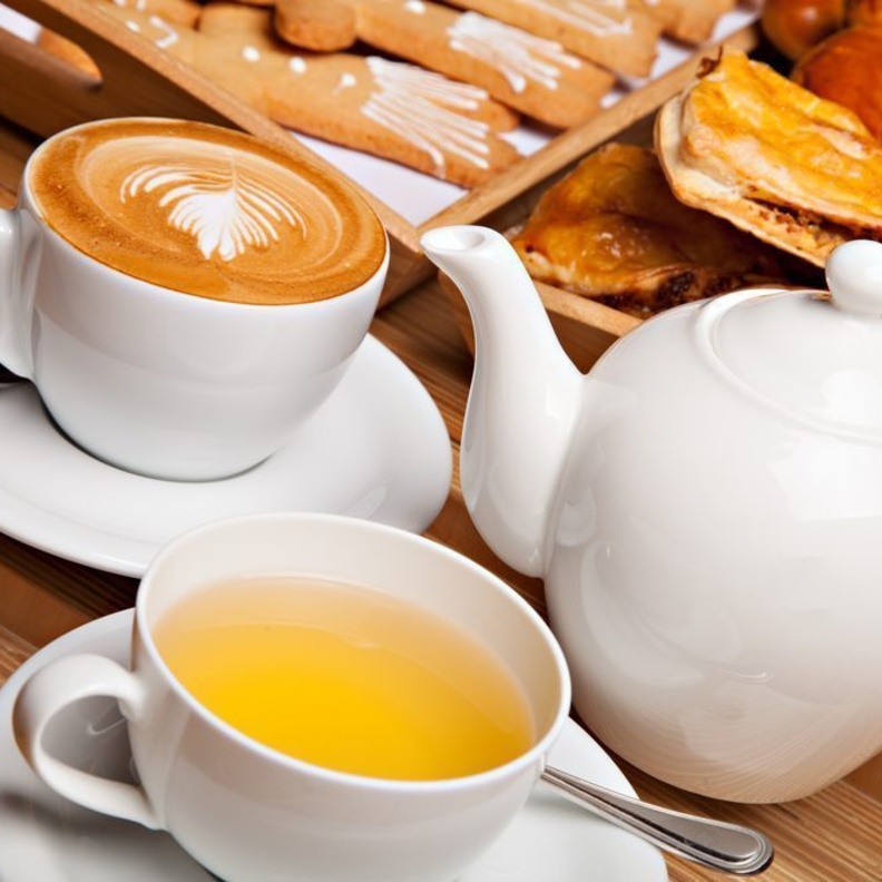 رئيسية وأولى الشاي و القهوة يزودان الجسم بالسوائل ولا يسببان الجفاف.