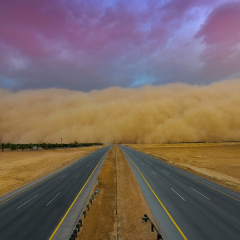 لحظة دخول عاصفة الغبار إلى الرياض