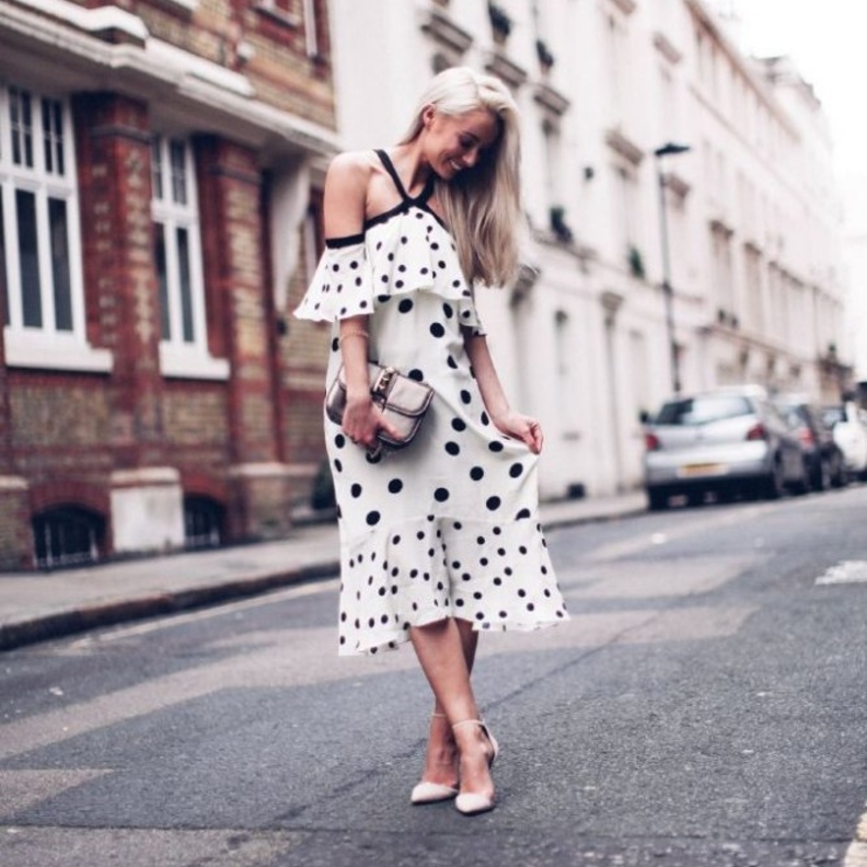 الفساتين الماكسي المنقطة لاطلالات لافتة وأنثوية