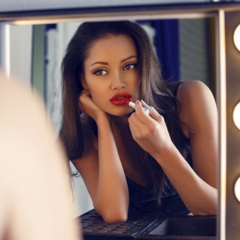 ألوان الرج للبشرة السمراء في صيف 2018