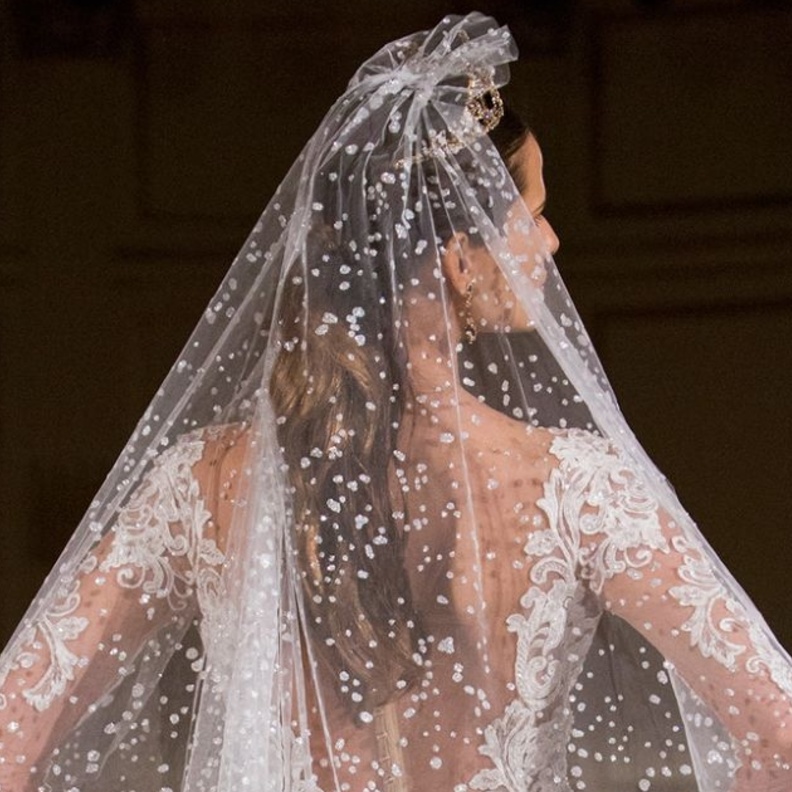 فستان الزفاف من نوع فساتين الحفلات التقليدية يناسبها الطرحة متوسطة الطول