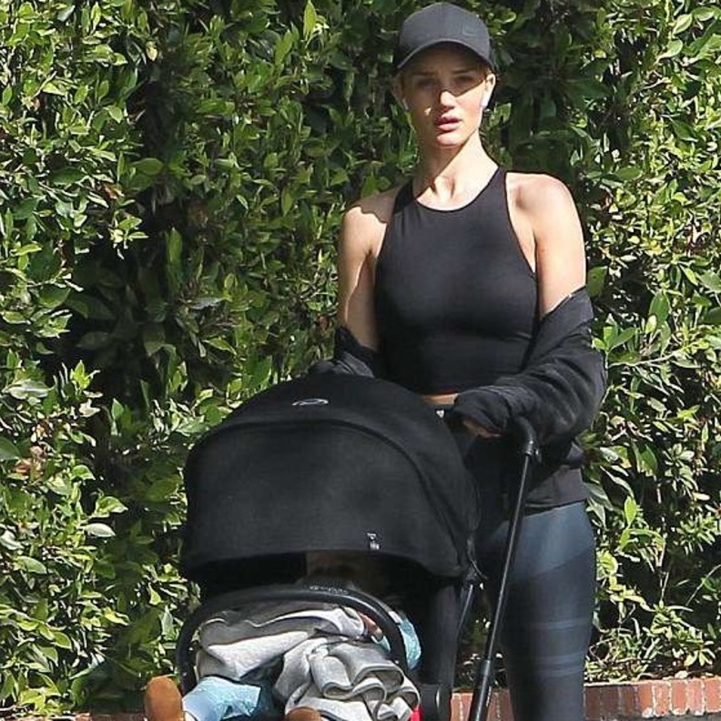 أنيقات حتى وهم ينزّهون أطفالهم