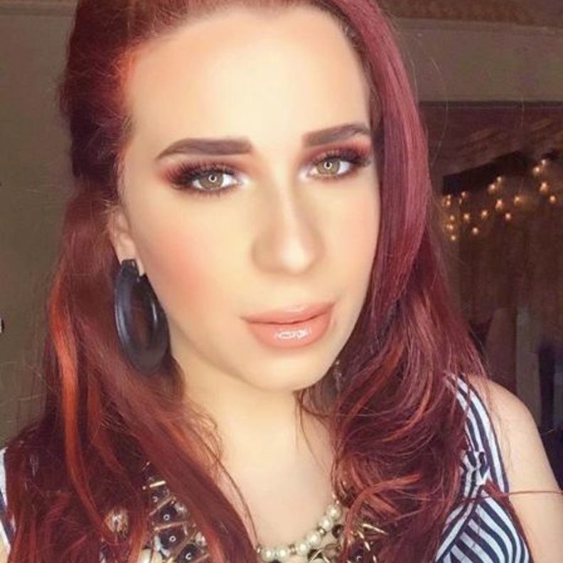 ما صلة القرابة بين اسماء شريف منير ونجلاء فتحي؟