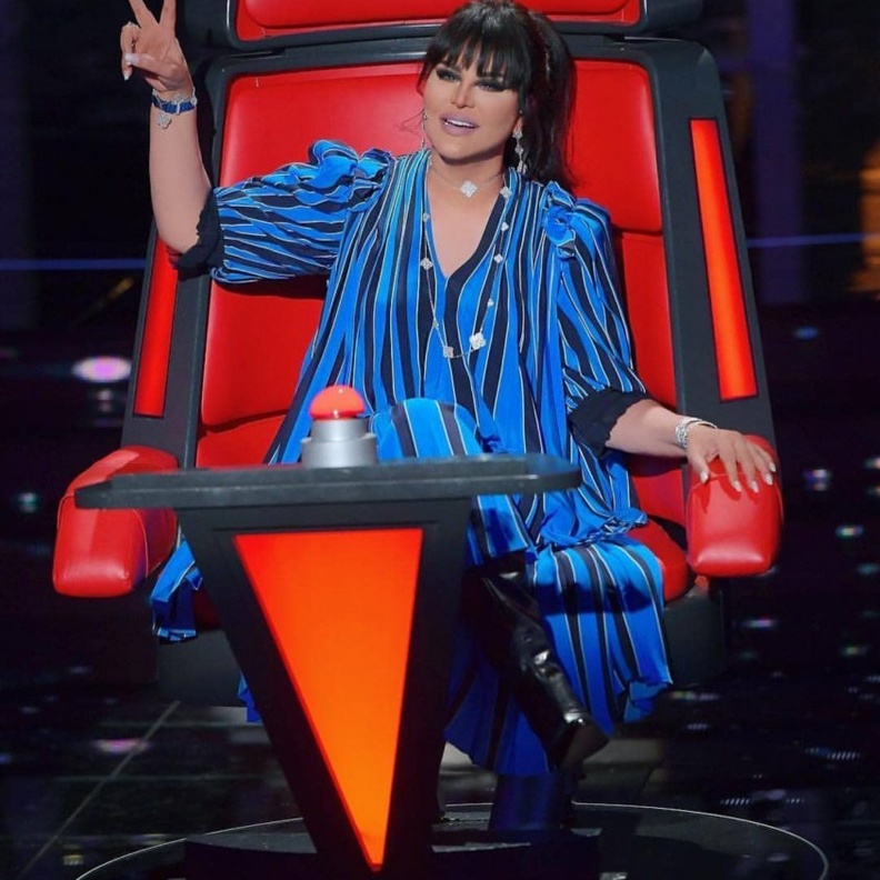 فستان احلام عصري واليسا لا تتخلى عن التصاميم البراقة