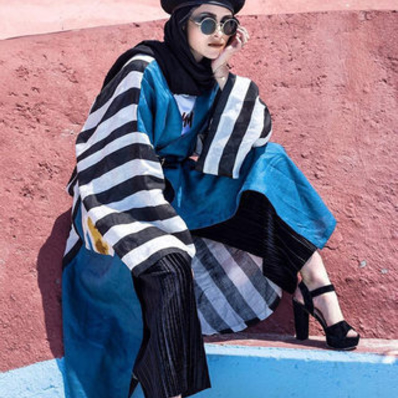 لوك غريب وعصري مع القبّعة والحجاب باللون الأسود